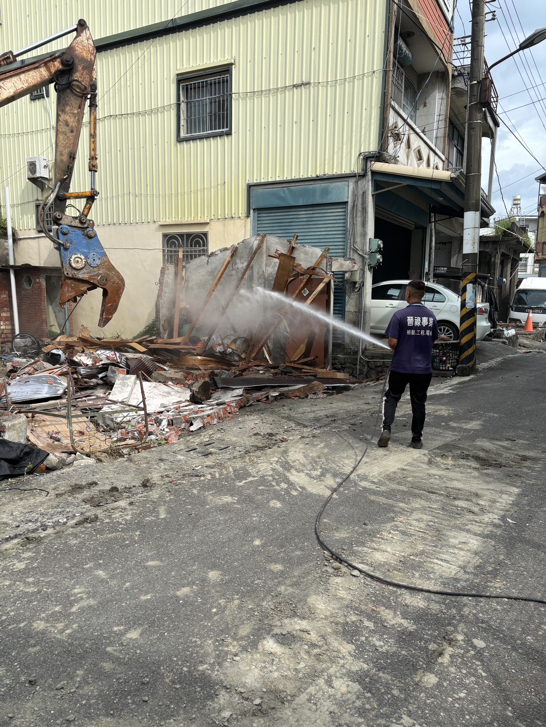 拆除做灑水降低煙塵屏東.高雄-加冠開發工程